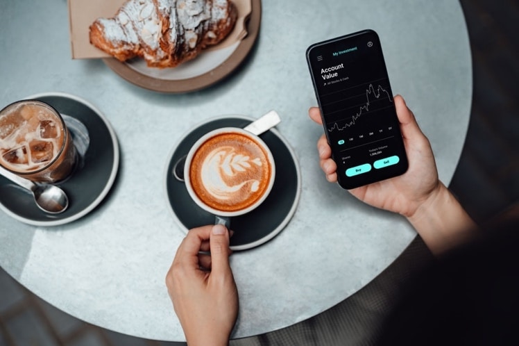 Un plato con un celular en la mano
Descripción generada automáticamente